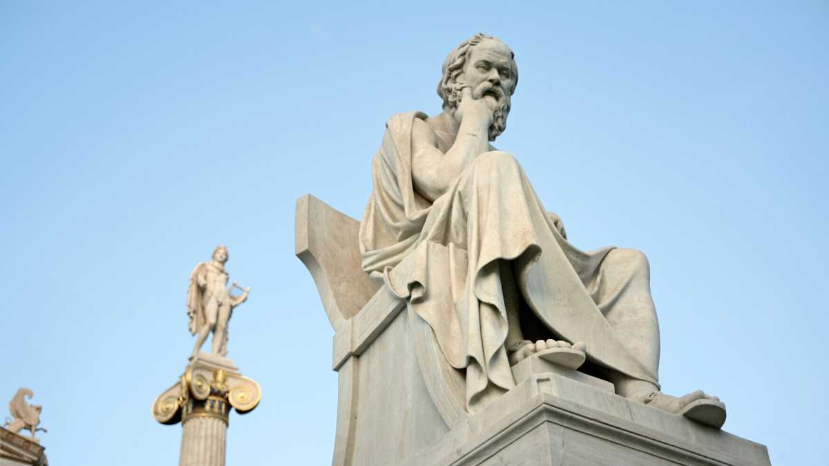 Immagine di Socrate e Aristotele "bianchi colonialisti": l'accademia woke li iscrive nella lista nera