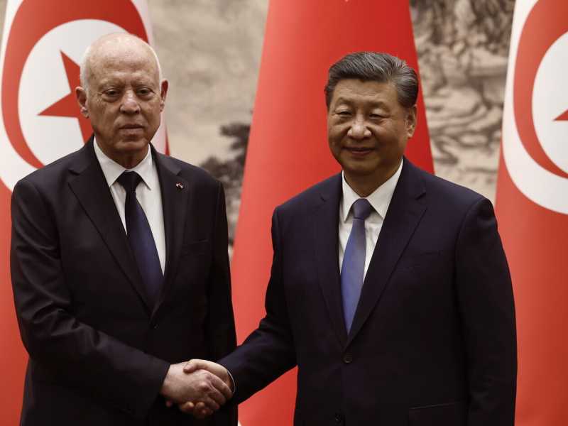 Saied diserta il G7 e i russi sbarcano a Tobruk. Guai per Meloni
