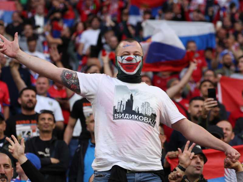 Un tifoso della serbo, durante Serbia-Inghilterra (Ansa)