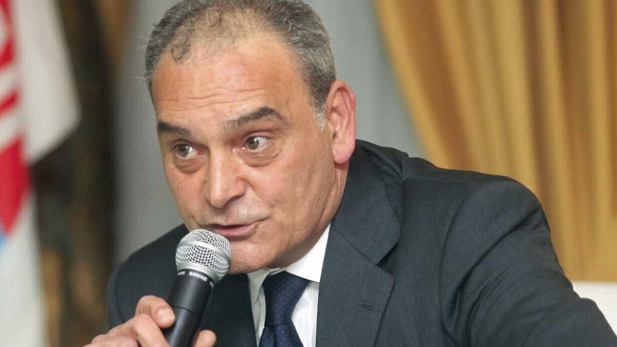 Immagine di Triste e solitario: la confusione su "binario" del candidato sindaco di Torre Annunziata