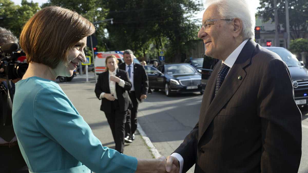 Immagine di Io e Mattarella a Chisinau. Istantanee di un viaggio parallelo