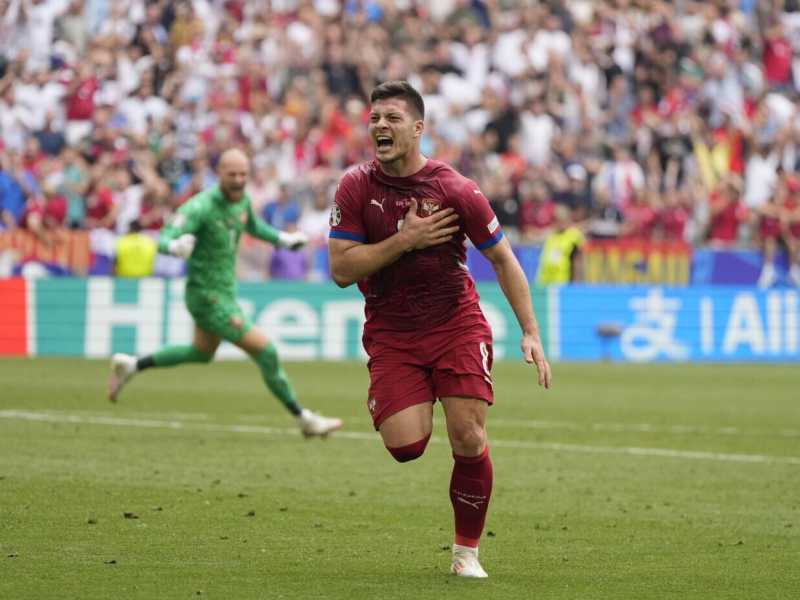 L'esultanza di Jovic dopo il gol che ha permesso alla Serbia di pareggiare contro la Slovenia (foto Ap, via LaPresse)