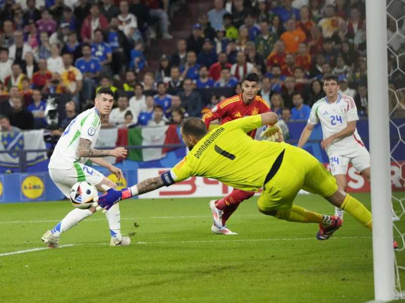 Una delle tante parate di Gianluigi Donnarumma in Italia-Spagna 1-0 (foto Ap, via LaPresse)