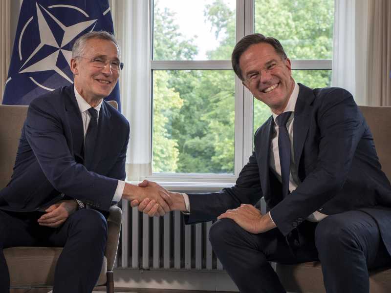 Il segretario generale della Nato Jens Stoltenberg incontra il primo ministro olandese Mark Rutte (LaPresse) <br />