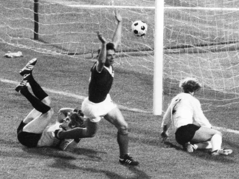 J&uuml;rgen Sparwasser segna il gol che permette alla Germania dell'Est di battere la Germania dell'Ovest ai Mondiali 1974 (foto Getty Images)&nbsp;<br />