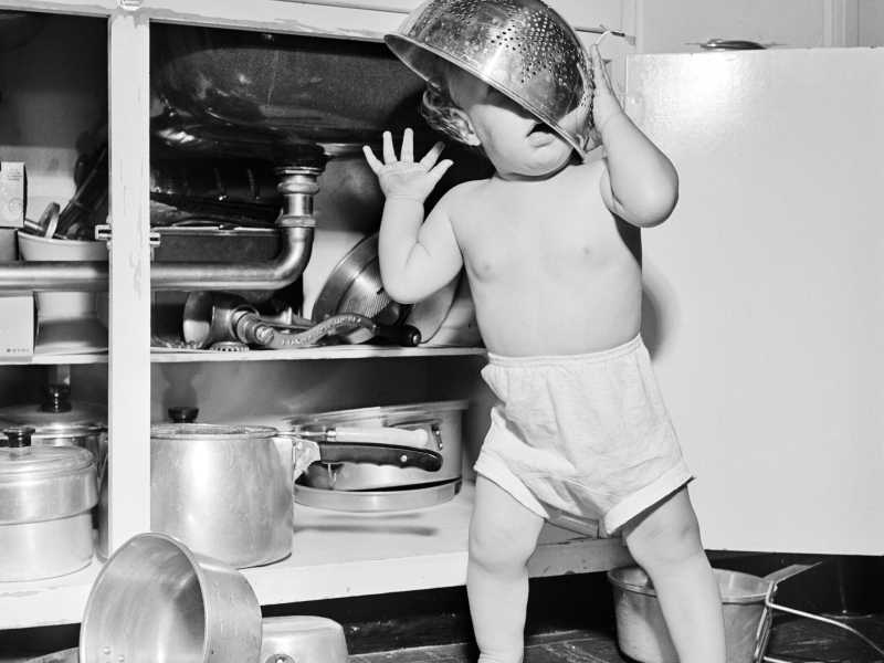 Anni '50, una bambina che gioca sotto il lavello della cucina (Foto di camerique/Getty Images)&nbsp;<br />