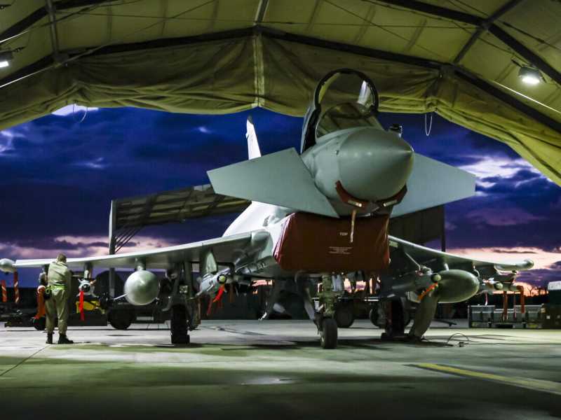 &nbsp;Un&nbsp;<span style="color: rgb(46, 45, 45); font-family: Arial, Helvetica, sans-serif;">Typhoon britannico in un hangar della base cipriota di Akrotiri (foto Ansa)</span>