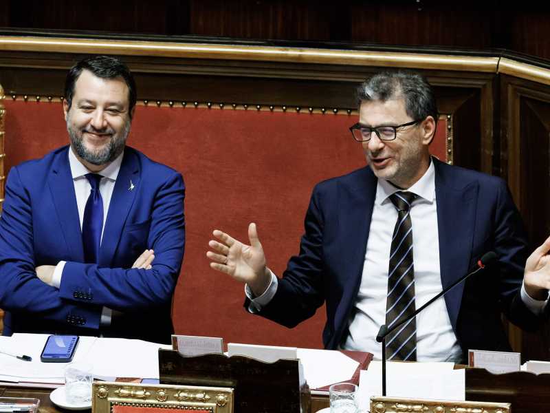Sul Mes Giorgetti fa il super europeista, fingendo di fare il leghista