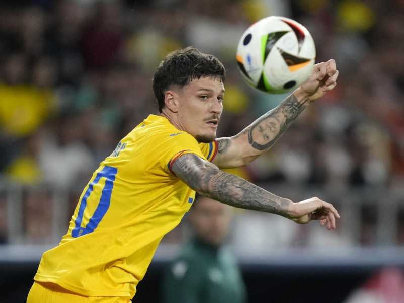 Dennis Man con la maglia della Nazionale della Romania (foto Ap, via LaPresse)