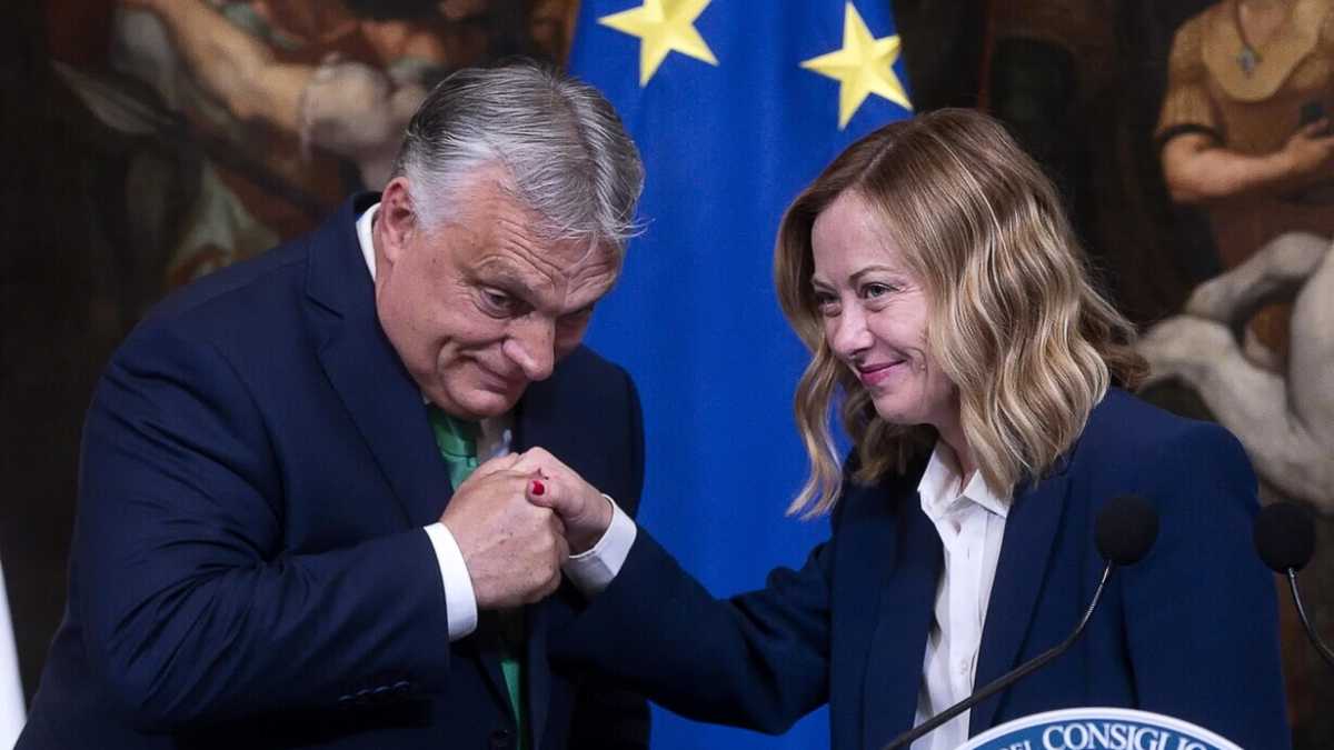 Immagine di Orbán show: "No a Ecr, no a questa Commissione". E Meloni trattiene il fiato