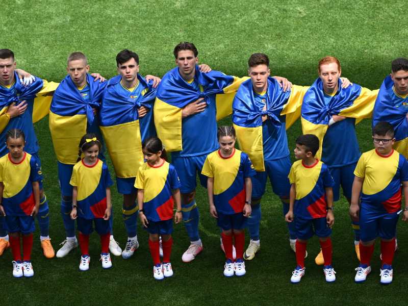 &nbsp;La squadra dell'Ucraina indossa la loro bandiera come mantello - foto via Getty Images