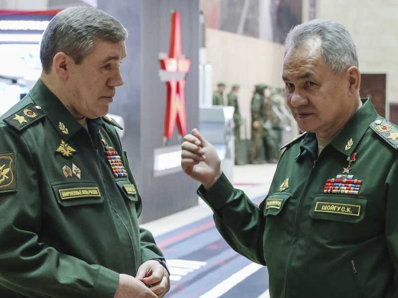 L'ex ministro della Difesa russo Sergei Shoigu, a destra, e il generale Valeri Gerasimov (Associated Press/LaPresse)&nbsp;<br />