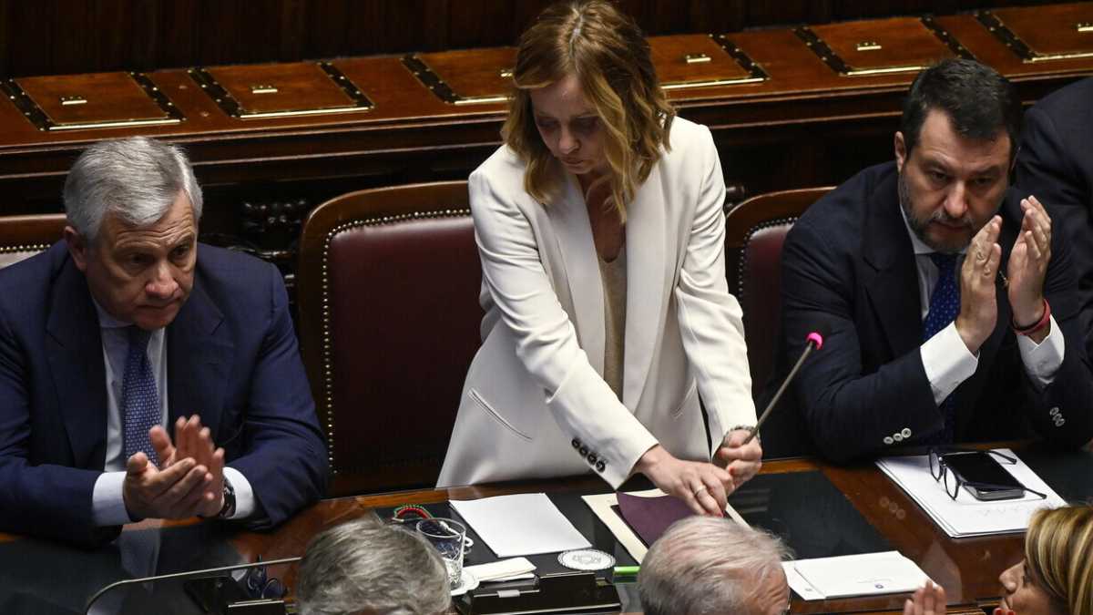 Immagine di "Ragà, arzateve pure voi". Cosa ci dice la scenetta tra Meloni, Salvini e Tajani