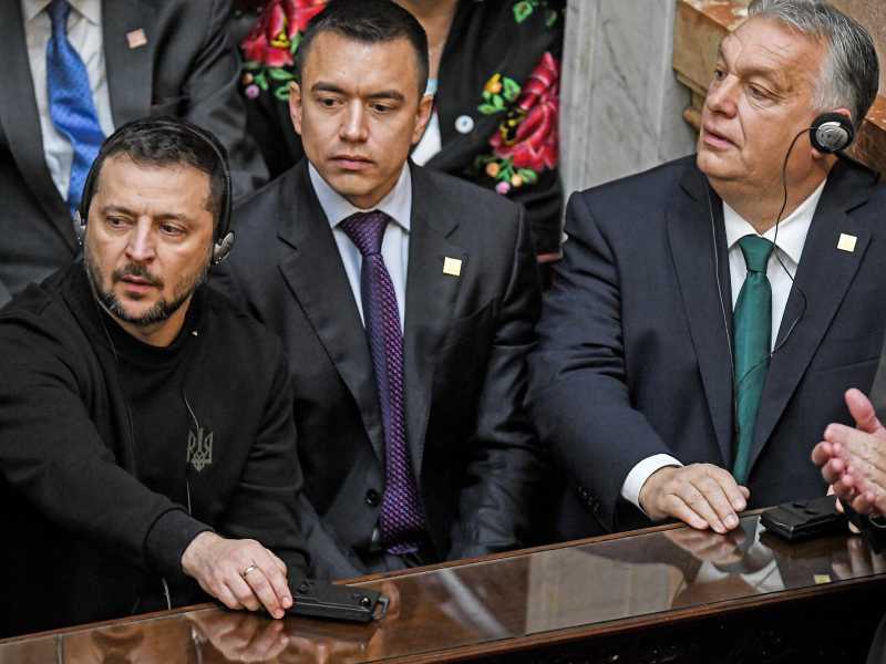 Zelenskyj e Viktor Orban alla cerimonia di inaugurazione di Mile (Foto di Fernando Gens/picture Alliance via Getty Images)&nbsp;<br />