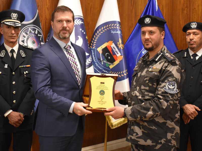 A sinistra il direttore di Eubam Libia, Jan Vycital (foto: @EubamLibya su X)
