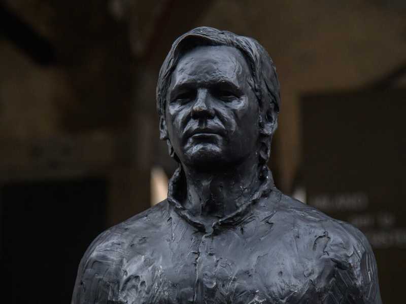 Installazione dell’opera "Anything to say" durante una manifestazione pro-Assange a Milano il 20 Maggio 2024 (Foto Claudio Furlan/Lapresse) <br />