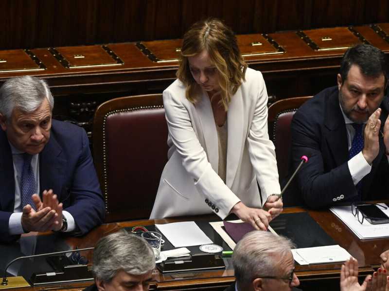 "Ragà, arzateve pure voi". Cosa ci dice la scenetta tra Meloni, Salvini e Tajani
