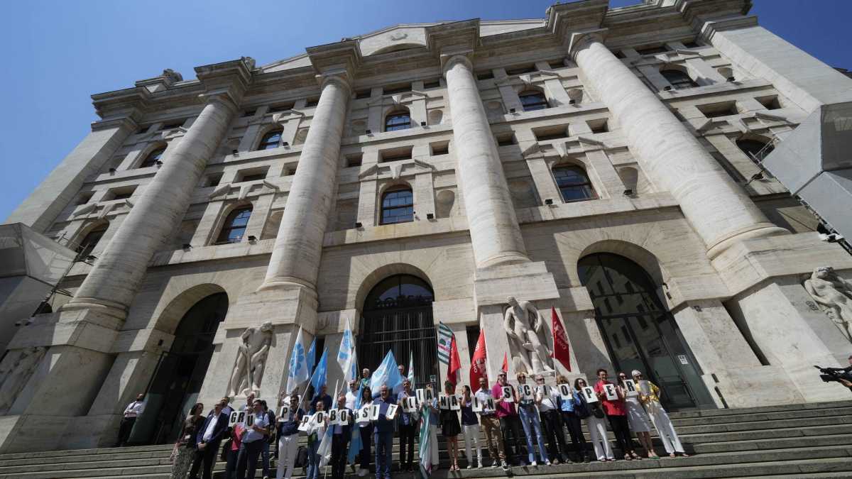 Immagine di Esuberi in Borsa: il piano segreto per licenziare un terzo del personale. Parla Lando Sileoni (Fabi)