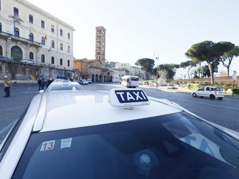 A Roma “le licenze dei taxi sono ferme al 2006, ma il mondo non s’è fermato”