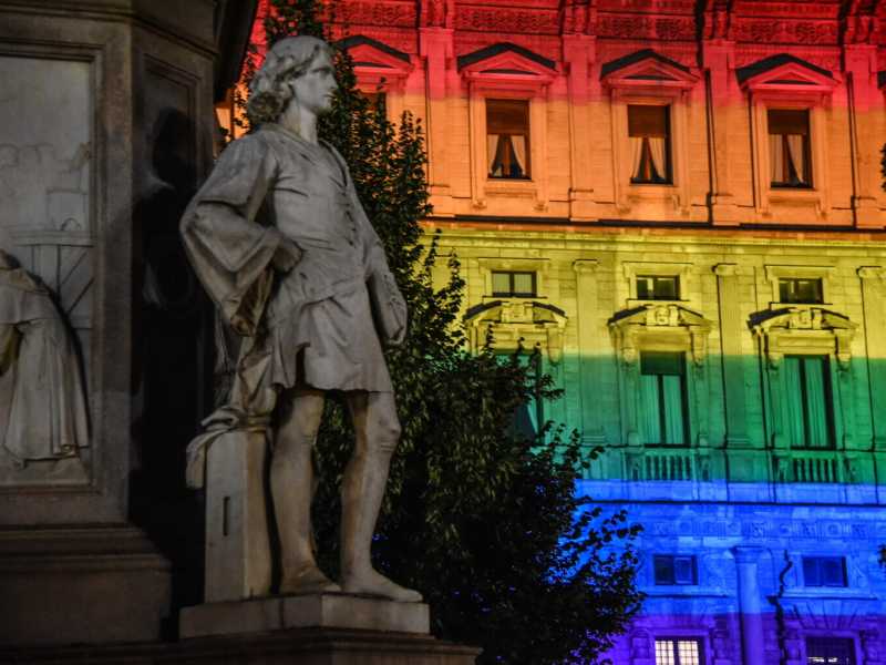 Palazzo Marino a Milano illuminato con i colori della banidera LGBT