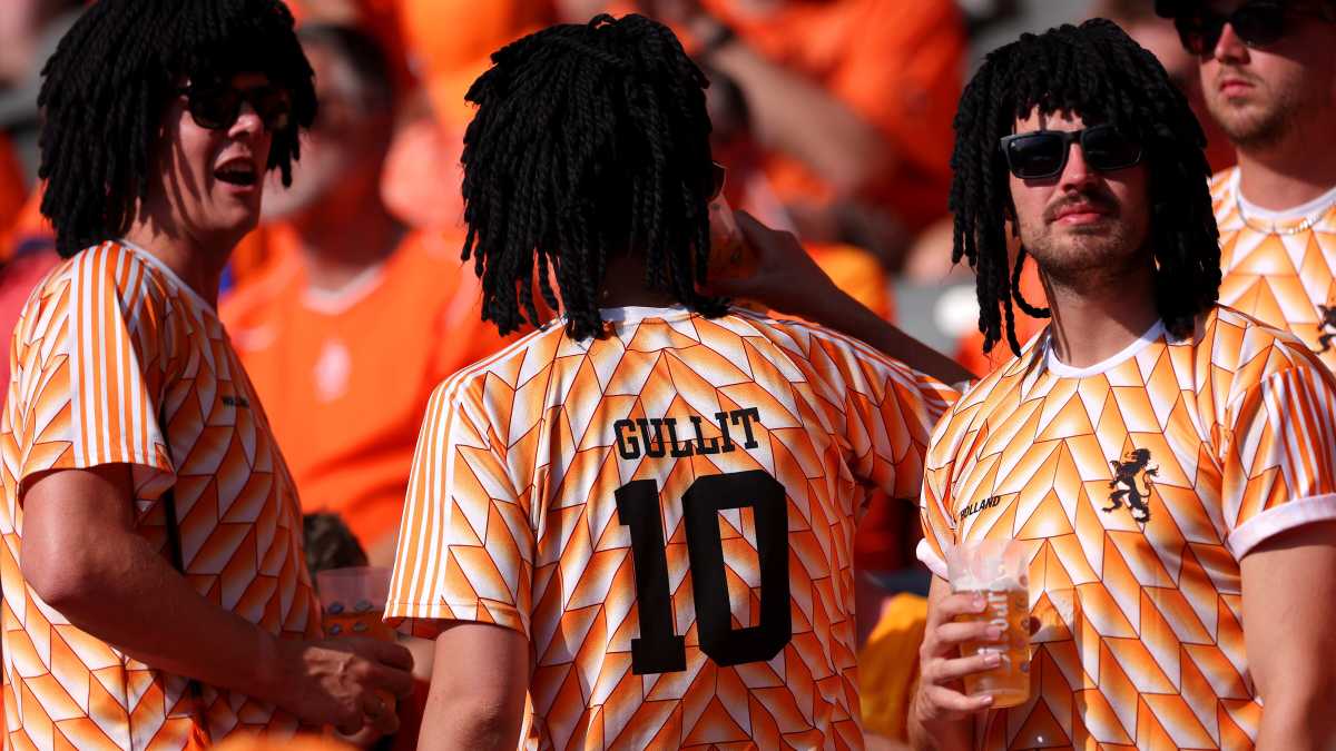 Immagine di Chi ha attaccato gli eroici tifosi che si sono travestiti da Gullit si merita solo la Copa America