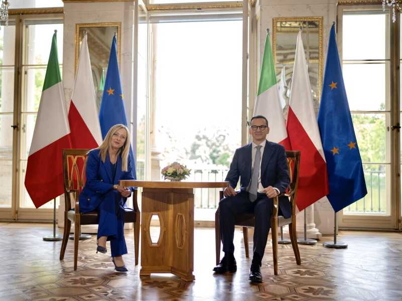 Giorgia Meloni e Mateusz Morawiecki (Ansa)&nbsp;<br />
