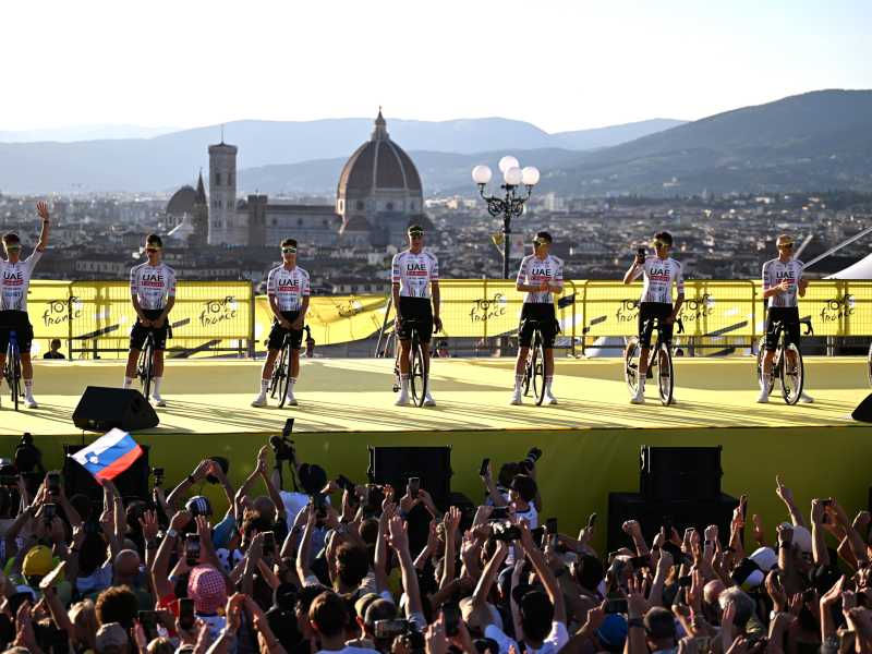 La presentazione delle squadre a piazzale Michelangelo a Firenze. Sabato il via del Tour de France (foto Getty Images)