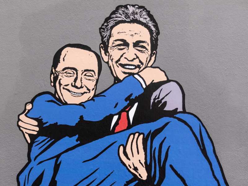 &nbsp;Un murales di Silvio Berlusconi ed Enrico Berlinguer - foto Ansa