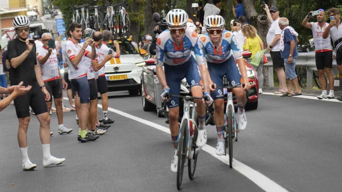Immagine di La bella pensata di Romain Bardet l'ha portato in maglia gialla a Rimini