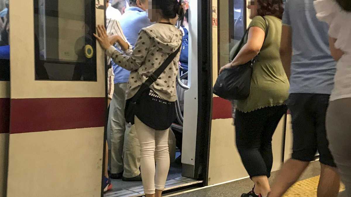 Immagine di L’inferno delle borseggiatrici sulla metro di Roma è una calamità (anche social)