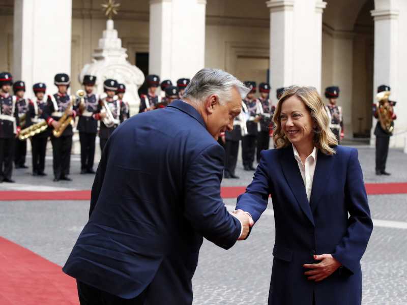 Giorgia Meloni con Viktor Orban - foto via Getty Images