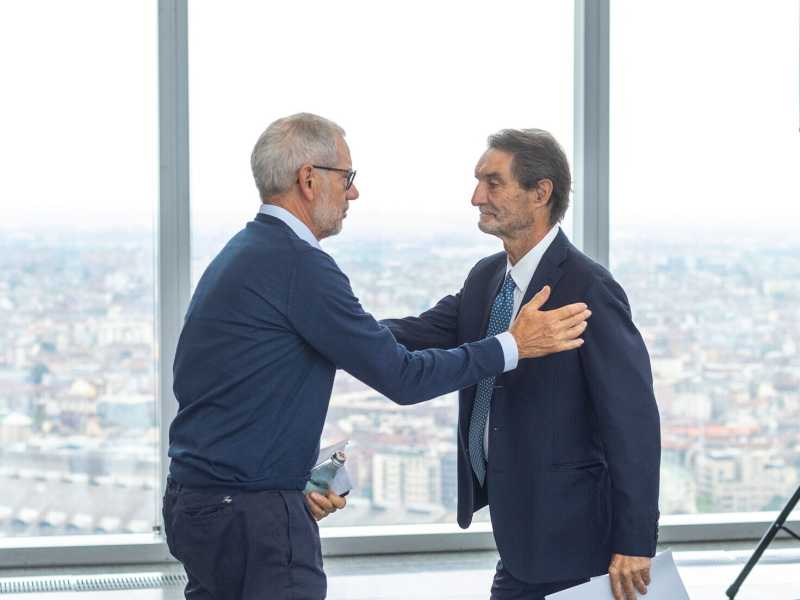 Il presidente della Lombardia Attilio Fontana e l&rsquo;assessore Guido Bertolaso al Belvedere di Palazzo Lombardia (Stefano Porta / LaPresse)&nbsp;<br />