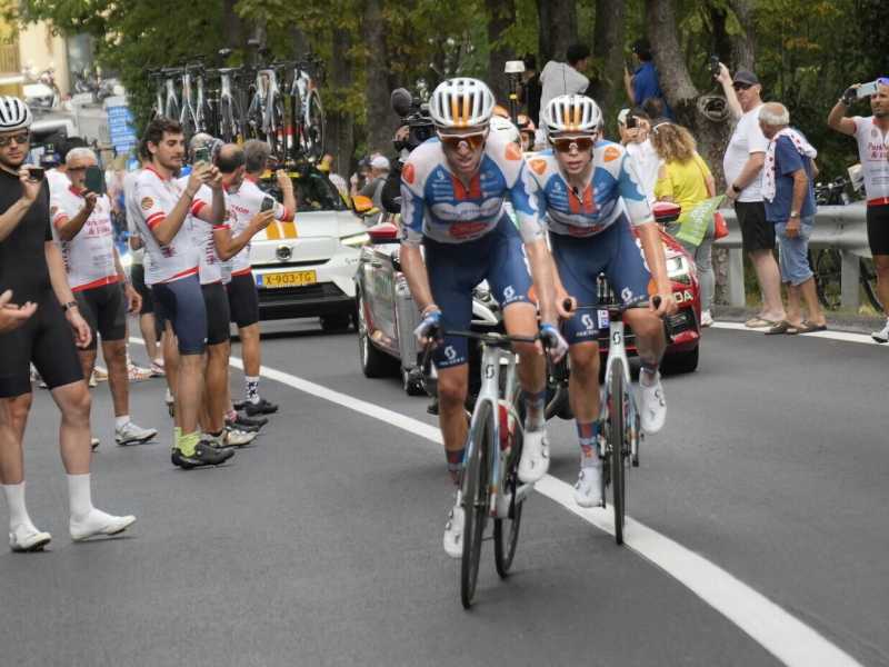 Romain Bardet ha vinto la 1a tappa del Tour de France 2024, la Firenze-Rimini (foto Ap, via LaPresse)