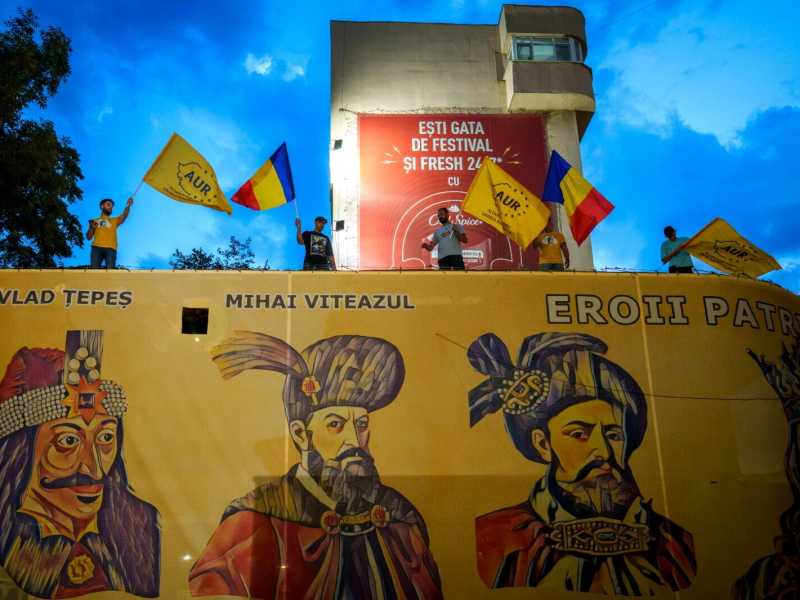  Una manifestazione del partito di estrema destra rumeno Aur con le immagini degli antichi voivodi Vlad Tepes e Michele il Coraggioso (foto LaPresse)