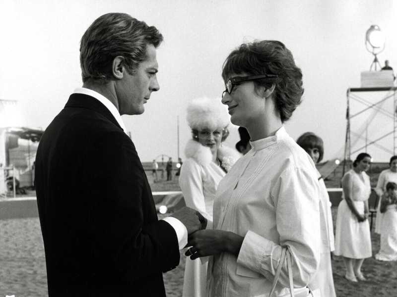 Secondo la giornalista Mazaurette, a Parigi&nbsp; aleggiano ancora Fran&ccedil;oise Hardy o Anouk Aim&eacute;e, qui con Matroianni in &ldquo;8 1/2&rdquo; (Olycom)<br /><br />