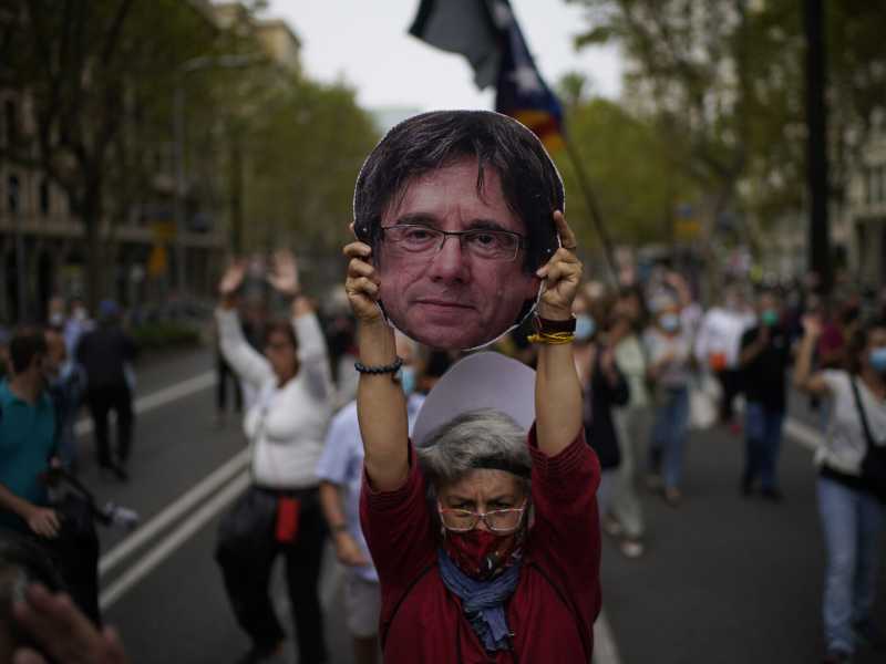 Barcellona, una donna regge un manifesto con il volto dell'ex leader catalano Carles Puigdemont (AP Photo/Joan Mateu, file)&nbsp;<br />