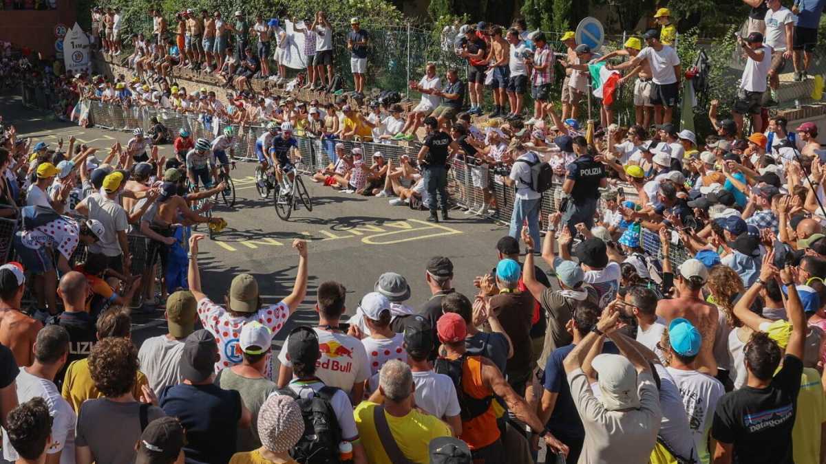 Immagine di Lo spettacolo del Tour de France in Italia somiglia a un’enorme festa popolare