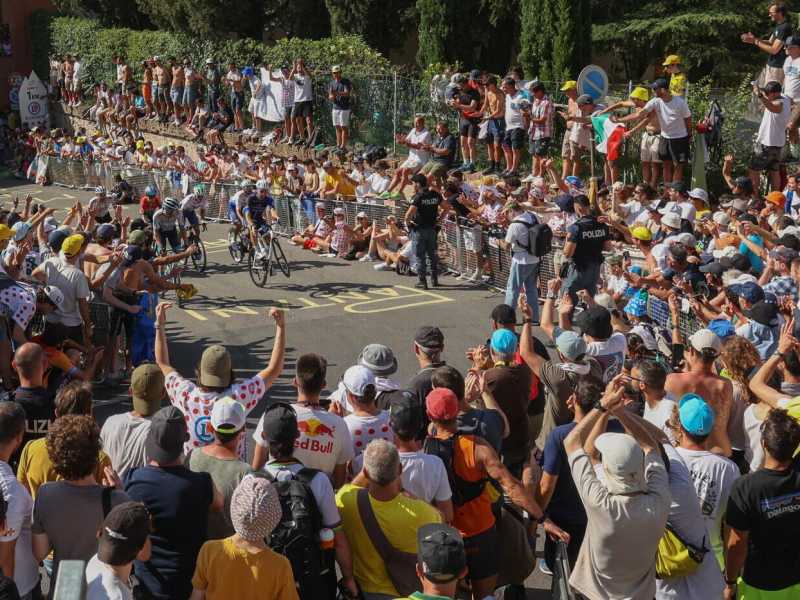 Il passaggio del Tour de France sulla salita che porta al Santuario della Madonna di San Luca (foto LaPresse)