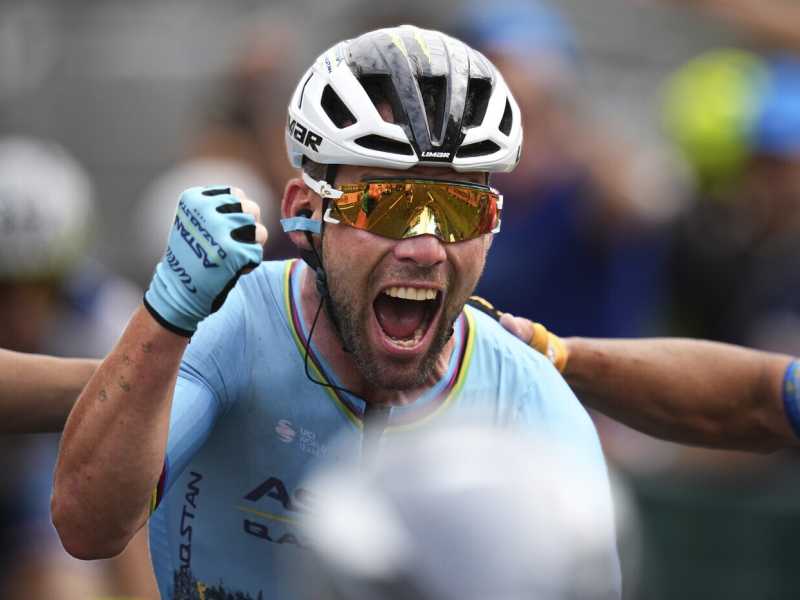 Mark Cavendish festeggia la 35a vittoria al Tour de France, &egrave; il corridore che ha vinto di pi&ugrave; alla Grande Boucle (foto Ap, via LaPresse)