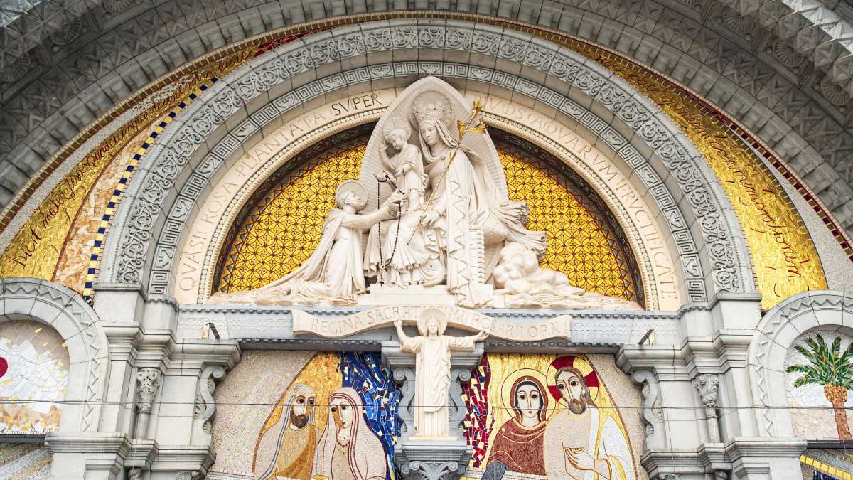 Immagine di Rupnik resta a Lourdes, ma i suoi mosaici saranno messi in ombra