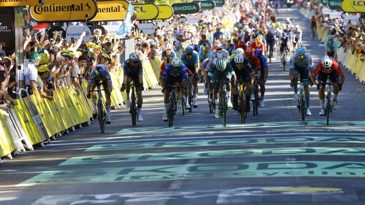 Immagine di Tour de France. A Digione vince Groenewegen, a forza di non essere vento
