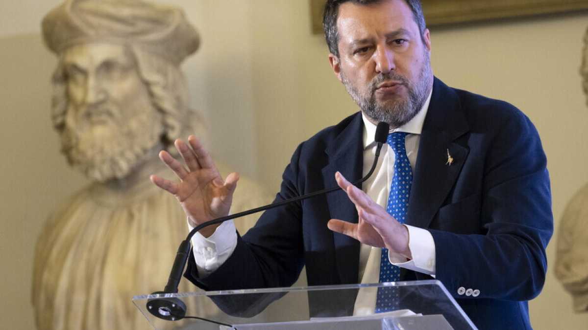Immagine di Salvini, il ministro geniale. Aumentano i clienti, e lui invece di aumentare i taxi punisce gli Ncc
