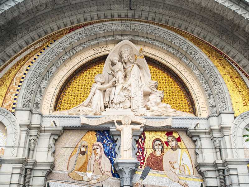 Rupnik resta a Lourdes, ma i suoi mosaici saranno messi in ombra