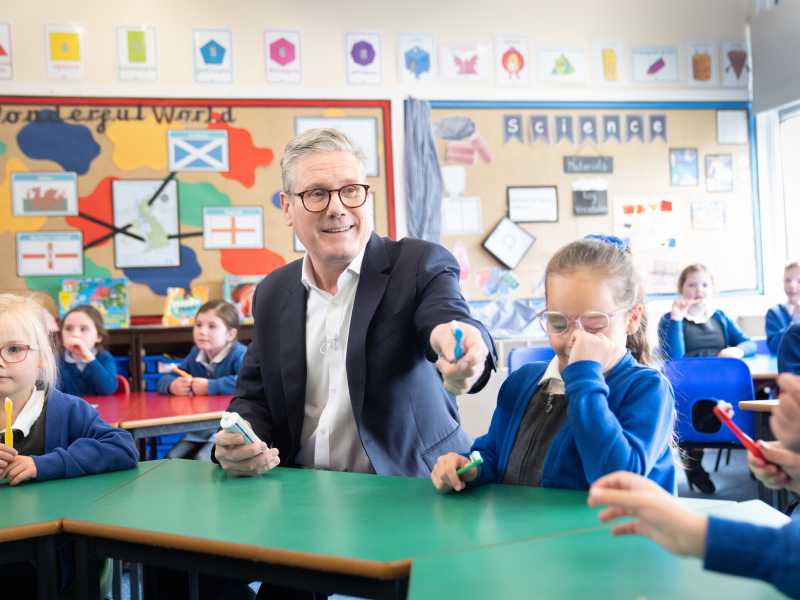 Il leader laburista Starmer in visita alla Whale Hill Primary School di Eston, nel corso della sua campagna elettorale (Stefan Rousseau/PA Images)&nbsp;<br />