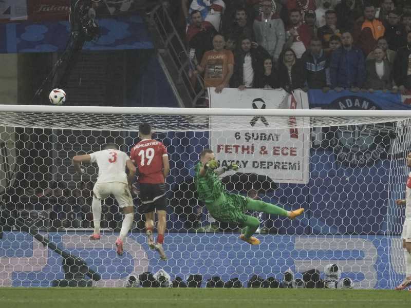 Il portiere della Turchia Mert Gunok para un tiro dell'austriaco Christoph Baumgartner (AP Photo/Thanassis Stavrakis)