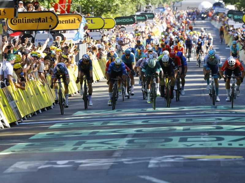 L'arrivo della 6a tappa del Tour de France 2024 (foto Epa, via Ansa)