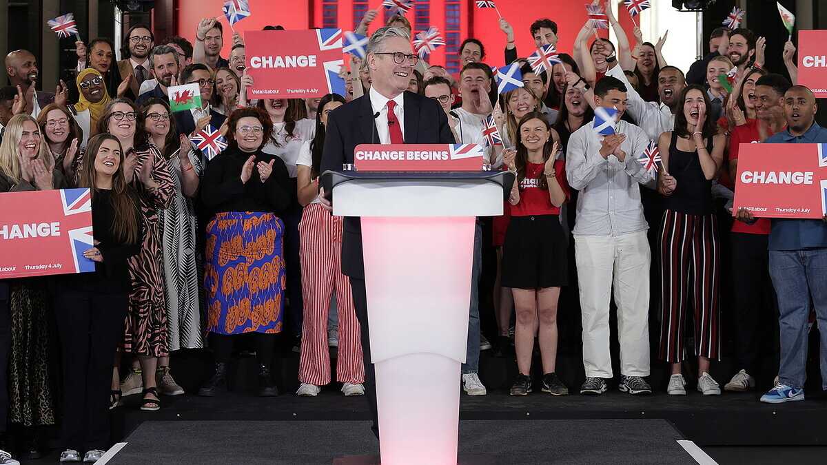 Immagine di We did it. Keir Starmer è (super)premier del Regno Unito