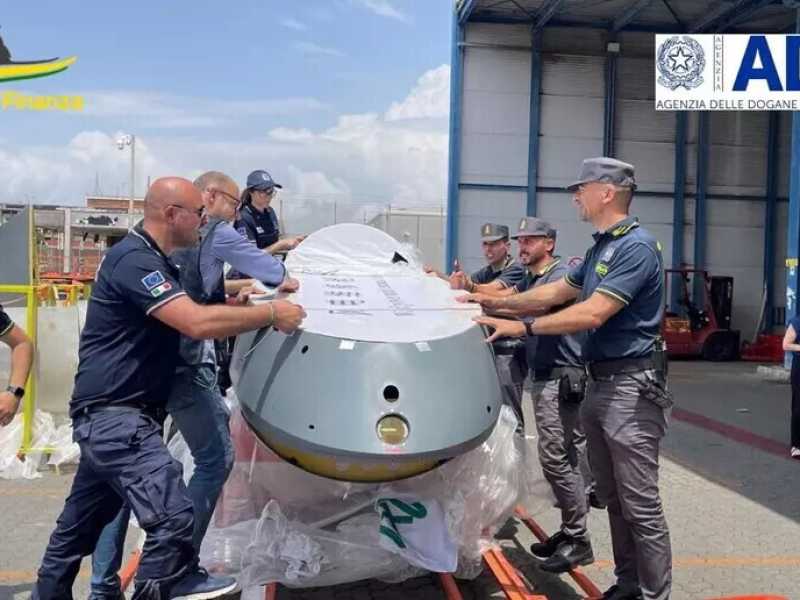 Uno dei due droni scoperti a bordo della MSC Arina dalla Guardia di Finanza a Gioia Tauro (foto: GdF e AdD)