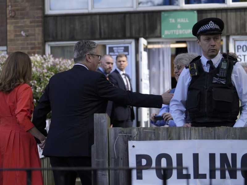 Il Labour di Keir Starmer vince a valanga, dicono gli exit polls