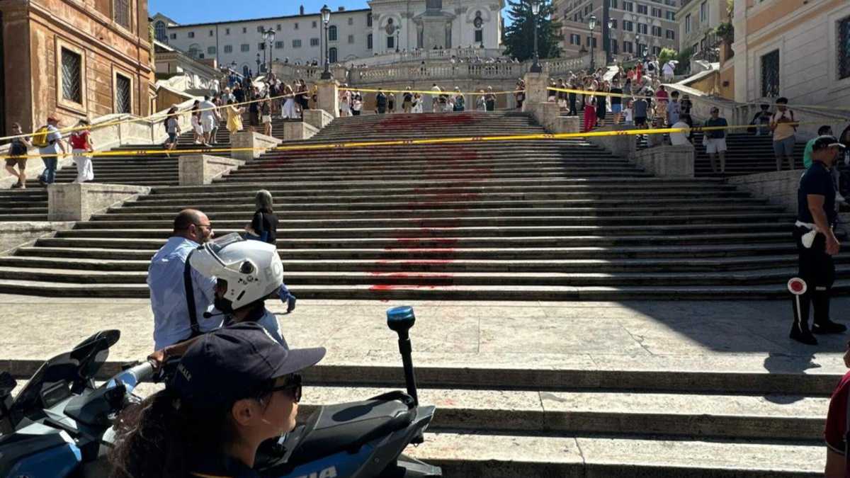 Immagine di La vernice ecoterrorista sui monumenti di Roma, una città sconfitta